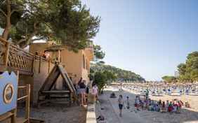 Der Spielbereich am Strand - Foto: Bethel Fath